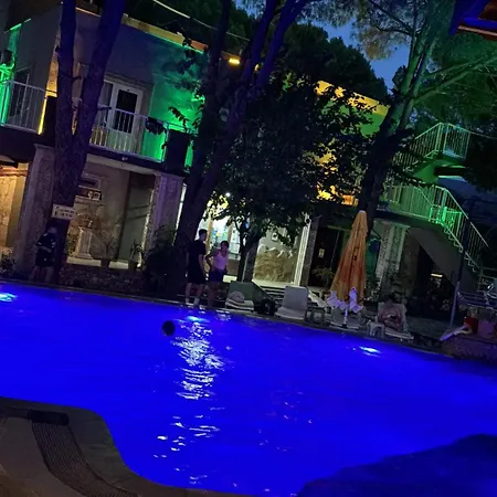 Atillas Getaway فندق