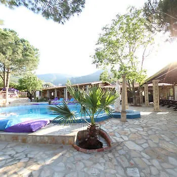 Atillas Getaway מלון