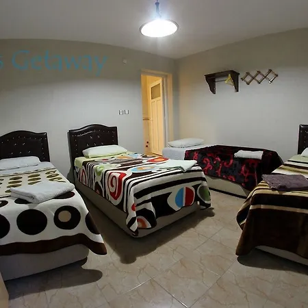Atillas Getaway מלון